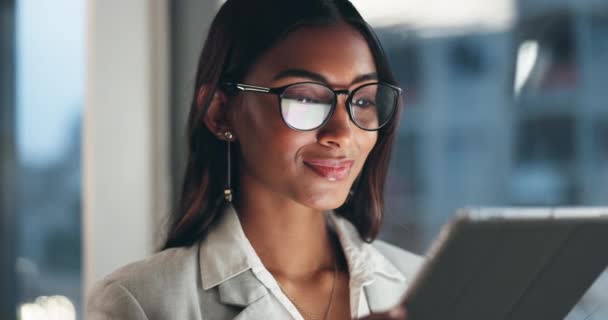 Tableta Horas Extras Mujer Feliz Oficina Con Gafas Reflexión Con — Vídeos de Stock