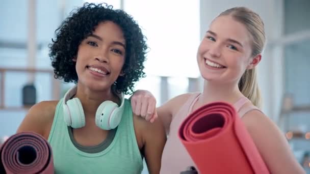 Yoga Amigos Mulheres Felizes Enfrentam Estúdio Casa Após Treino Treinamento — Vídeo de Stock