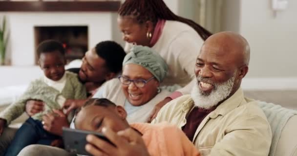 黑人家庭 自私自利 与母亲 祖父母和孩子们一起在沙发上快乐地度过 社交媒体 形象图片以及与妈妈 老人和有笑声 关心和支持的孩子的爱 — 图库视频影像