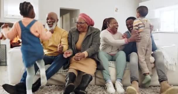 大きな家族 リビングルーム そして実行して 祖父母との絆 親の愛でソファーに抱きしめます 子供たち アフリカの高齢者 母親のサポート ラウンジで笑顔と自宅で抱擁 — ストック動画