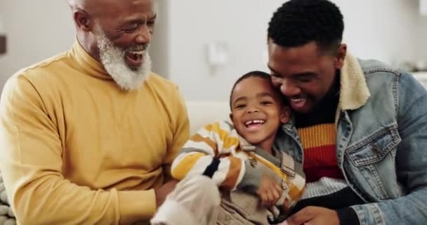 父亲和孩子在沙发上玩耍 以便在客厅里建立感情 建立关系和放松 快乐的家庭 玩世不恭的非洲爷爷 爸爸和孩子在沙发上笑着寻欢作乐 拥抱和爱 — 图库视频影像