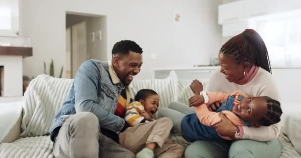 黑人家庭的母亲 父亲和孩子们坐在沙发上 以便在客厅里建立起亲密的关系 保持健康的关系和放松 非洲的妈妈 爸爸和孩子们都在沙发上笑着寻欢作乐 拥抱和爱 — 图库视频影像