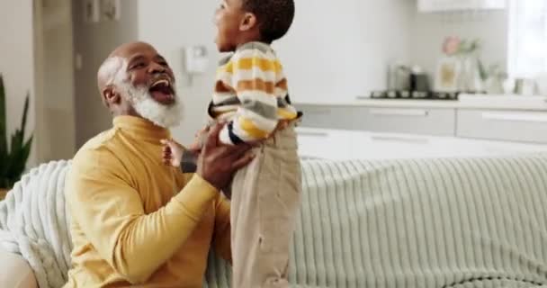 Spielen Großvater Und Kind Lachen Auf Dem Sofa Sich Binden — Stockvideo
