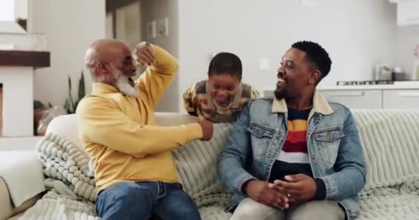 Avô Pai Menino Brincando Sofá Para Colagem Tempo Qualidade Relaxar — Vídeo de Stock