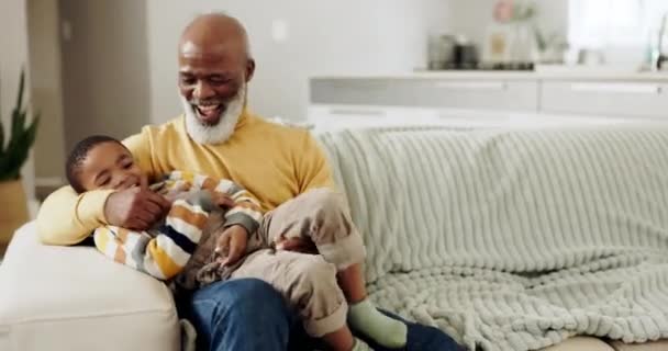 Dědeček Rodina Dítě Hrají Pohovce Pro Sbližování Kvalitní Čas Relaxaci — Stock video