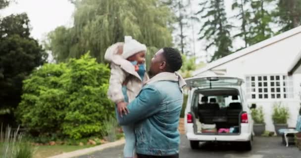 Feliz Liberdade Natureza Com Pai Filha Casa Para Viagem Carro — Vídeo de Stock