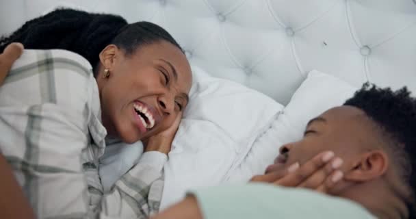 Happy Care Een Zwart Echtpaar Bed Voor Gesprek Liefde Communicatie — Stockvideo