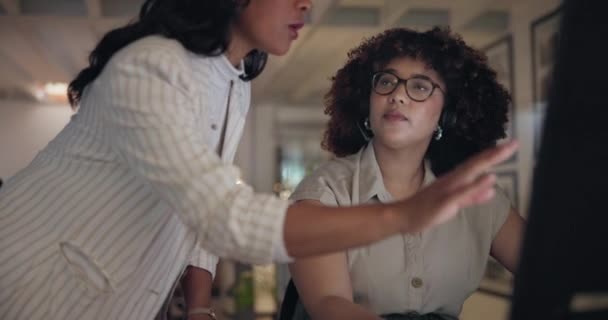 Kerja Tim Mentor Dan Wanita Bisnis Dalam Proyek Online Komputer — Stok Video