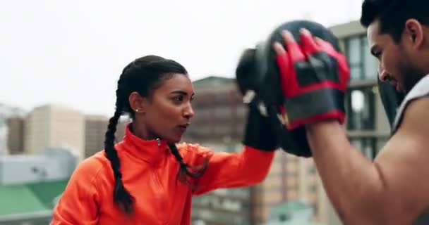 Mujer Boxeador Entrenador Personal Azotea Para Entrenar Entrenar Hacer Ejercicio — Vídeo de stock