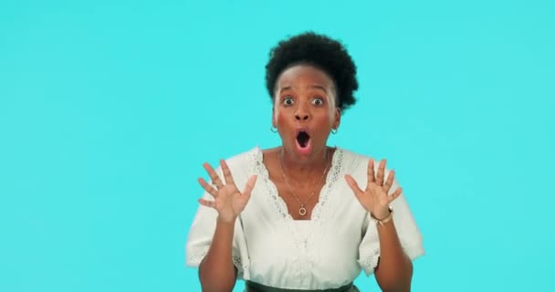 サプライズ ゴシップのある黒人女性 ブルースタジオの背景に関するアナウンス モックアップスペースでニュース フィードバックでオムグ ショックを伴う肖像画 モデル — ストック動画