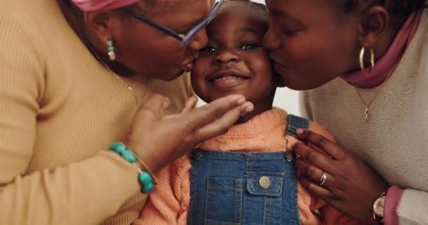 Família Feliz Com Avós Pais Menina Sofá Para Ligação Tempo — Vídeo de Stock