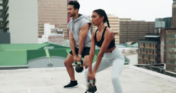 Exercise Athlete Rooftop Kettle Bell Squats Workout City Outdoor Personal — Stock Video