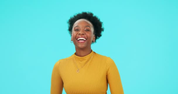 面白い 黒い女性と笑顔で顔 スタジオの青い背景のコメディのための笑いと性格 アフリカ 肖像画 ジョーク ユーモア または幸福の絵文字への反応を持つ人 — ストック動画