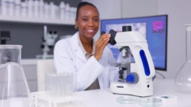Araştırma, analiz ve araştırma genleri, parçacıklar ve DNA laboratuarındaki kadının mikroskobu, bilimi ve yüzü. Mercekteki mutlu Afrikalı bilim adamının portresi inceleme, test ve değerlendirme için.