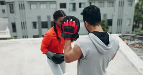 Boxe Mulher Telhado Com Personal Trainer Fitness Treino Com Cardio — Vídeo de Stock