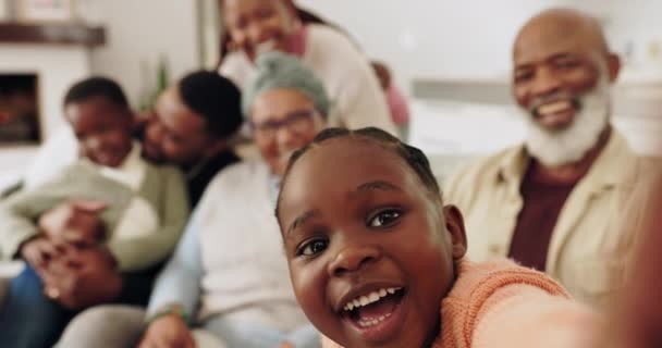 黑人家庭 家庭和快乐的笑在沙发上 与母亲 祖父母和孩子在一起 在非洲老年人和儿童的支持下 社交媒体 人物形象和爱心 — 图库视频影像