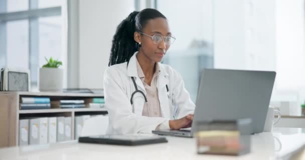 Dokter Vrouw Computer Voor Gezondheidsonderzoek Ziekenhuisanalyse Typeverslag Review Met Bril — Stockvideo