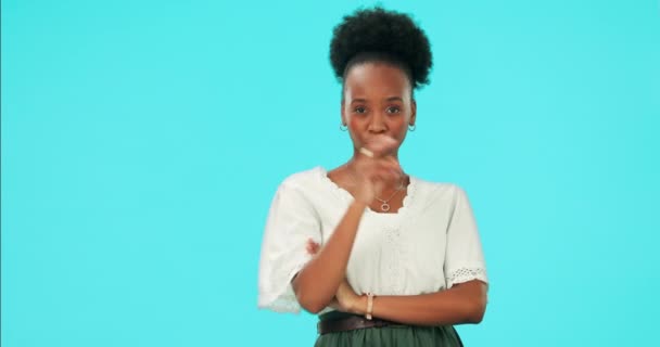 Houding Gezicht Een Zwarte Vrouw Met Een Gebaar Een Blauwe — Stockvideo