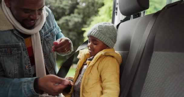 Reise Sicherheitsgurt Und Vater Mit Kindern Auto Auf Dem Rücksitz — Stockvideo
