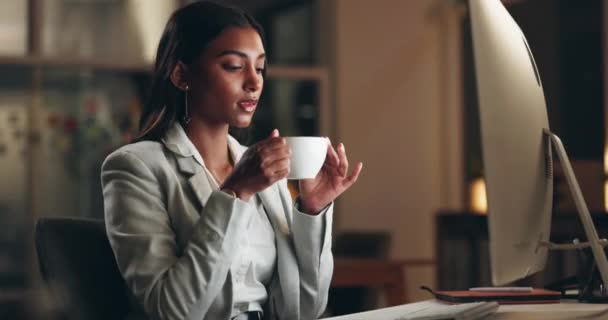 Kahvitauko Liikenainen Töissä Toimistossa Tietokonetietojen Kanssa Työtä Varten Naispuolinen Ammatillinen — kuvapankkivideo
