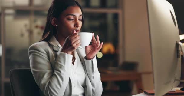 Juominen Kahvia Rentoutua Liiketoiminnan Nainen Työskentelee Toimistossa Tietokonetietoja Työtä Naispuolinen — kuvapankkivideo