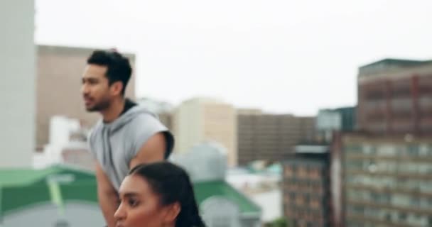 Cvičení Lidé Střecha Varnou Konvicí Zvon Dřepy Cvičení Městě Venkovní — Stock video