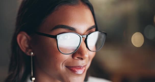 Yüz Gece Gözlüklü Mutlu Kadın Planlama Araştırma Için Bilgisayarın Yansıması — Stok video