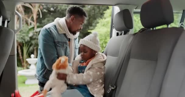 安全带和汽车与父亲和婴儿旅行 驾驶或安全 与坐在座位上的黑人男子和幼儿一起享受快乐 爱和关怀 一起为他们提供支持 交通和家庭道路旅行 — 图库视频影像