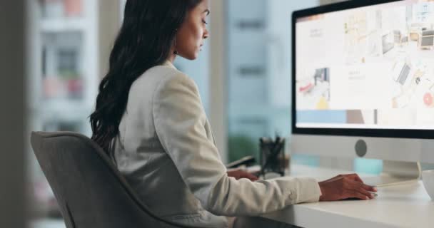 Seoリサーチ 会社ホームページレイアウト 検索サイト情報を入力するコンピュータ ビジネス女性 ワイヤーフレームプロセス オフィス 女性ウェブデザイナーがプロフェッショナルなWebデザインプロジェクトに取り組む — ストック動画
