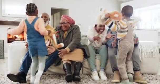 大きな家族 リビングルーム ソファーに抱きしめ 祖父母との絆 親愛を抱きしめます 子供たち アフリカの高齢者 母親のサポート 楽しいランニングと自宅で抱擁のラウンジで — ストック動画