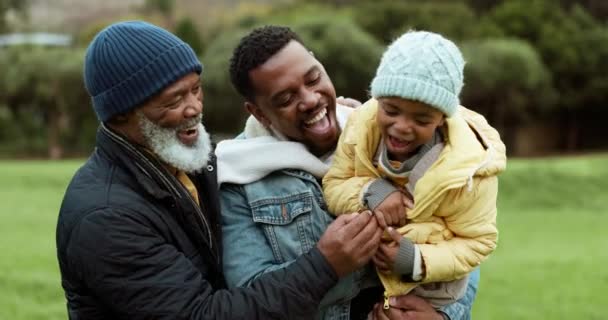 公园和黑人家庭与父母 孩子和祖父母在一起的乐趣 祖父和带着爱心 关心和支持的孩子们在户外的花园和微笑 — 图库视频影像