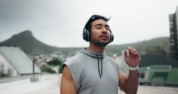 Fitness Kulaklıklar Çatıdaki Adam Eğitim Egzersiz Dışarıda Egzersiz Için Spor — Stok video