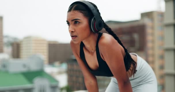 Fitness Kopfhörer Und Frau Atmen Der Stadt Für Training Laufen — Stockvideo