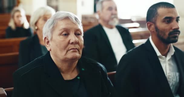 悲伤和死亡与老妇人在教堂告别 思考和悲伤 精神健康 抑郁和对参加追悼会的老年人的尊重 — 图库视频影像