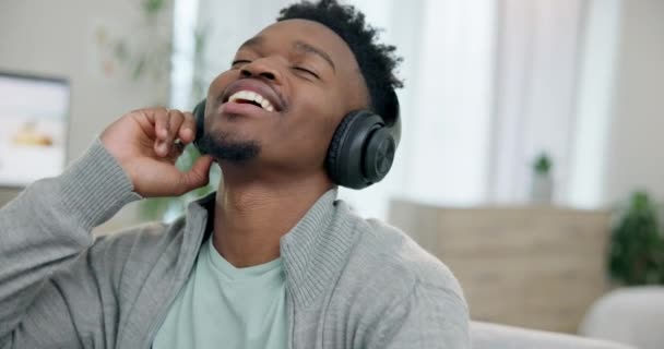 Heureux Homme Noir Smartphone Danse Avec Écouteurs Sur Canapé Pour — Video