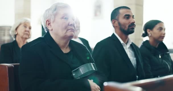 Begrafenis Denken Dood Met Oude Vrouw Kerk Voor Afscheid Verdriet — Stockvideo