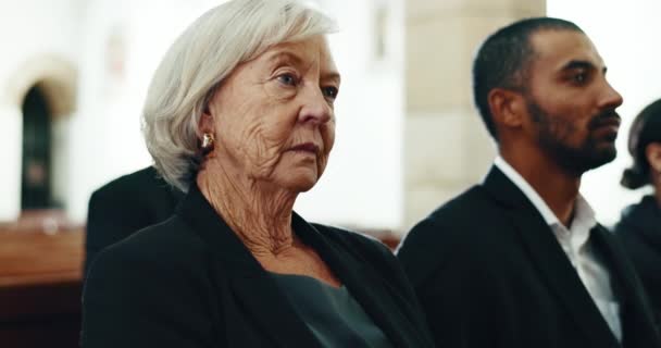 생각과 슬픔을위한 교회에서 노인과 장례식 슬픔과 우울증 믿음을위한 서비스에서 사람과의 — 비디오