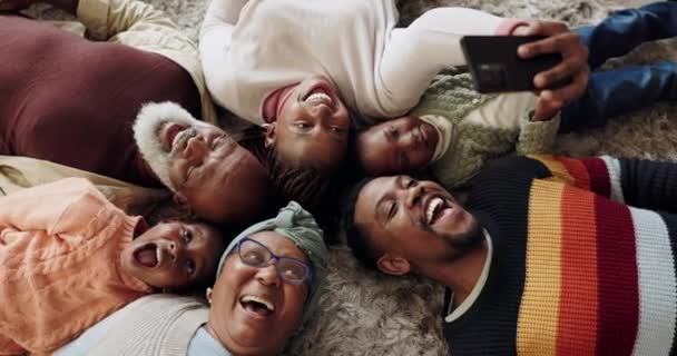 Selfie Família Negra Feliz Com Crianças Chão Por Amor Ligação — Vídeo de Stock