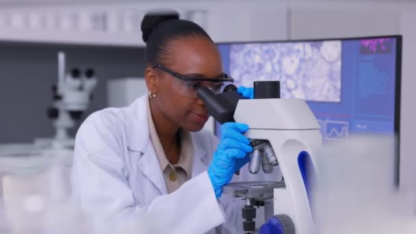 Medizin Mikroskop Und Wissenschaft Mit Schwarzer Frau Forschung Und Experiment — Stockvideo