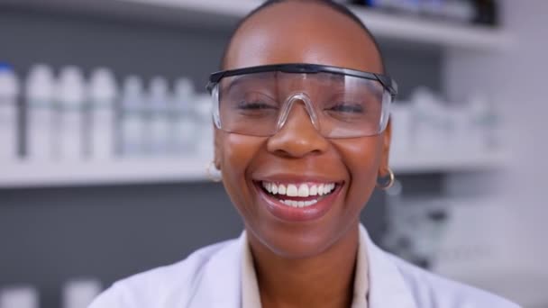 在实验室里 为了安全 化学研究和医学调查 女人和科学家都带着眼镜大笑 尼日利亚的肖像画 快乐的非洲科学专家和配戴Ppe护目镜的技术人员 — 图库视频影像