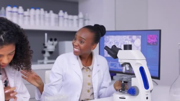 Naukowiec Zespół Przybij Piątkę Mikroskop Kobiety Sukces Przełomem Badania Medyczne — Wideo stockowe
