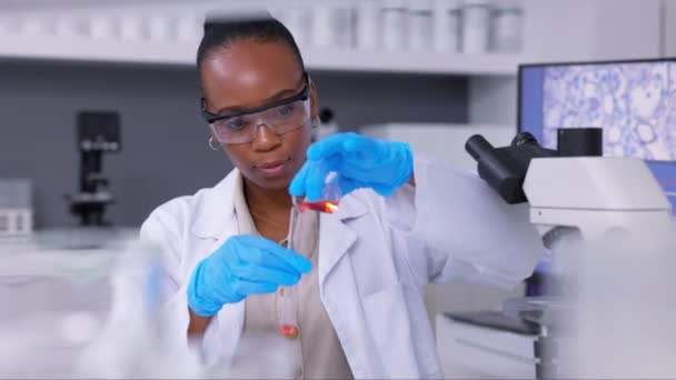 Médico Cientista Frascos Com Mulher Negra Pesquisa Experiência Química Laboratório — Vídeo de Stock