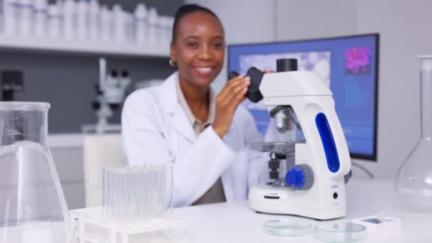 Мікроскоп Наука Обличчя Жінки Лабораторії Дослідження Аналізу Вивчення Генів Частинок — стокове відео