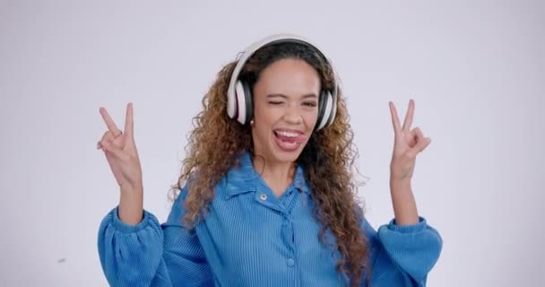 Vrouw Grappig Gezicht Vredesteken Met Muziek Studio Met Een Glimlach — Stockvideo
