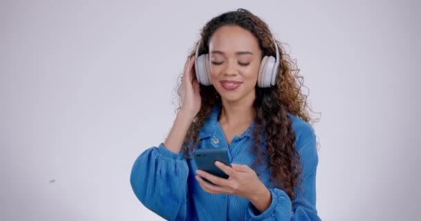 Γυναίκα Ακουστικά Και Χορό Smartphone Στο Στούντιο Για Γιορτάσουν Την — Αρχείο Βίντεο
