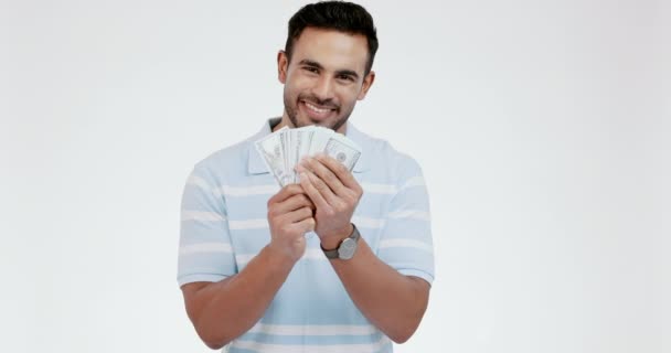 Feliz Cara Homem Com Ventilador Dinheiro Estúdio Para Cashback Investimento — Vídeo de Stock