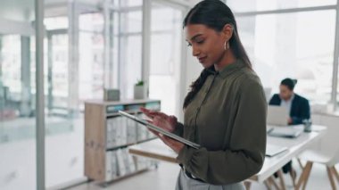 İnternet üzerinden ağ, iletişim ve e-posta için iş kadını, tablet ve internet kullanılıyor. Şirket uygulaması üzerinde sosyal medya, arama ve planlama teknolojisi olan Hintli kadın girişimci.