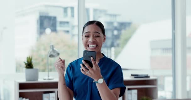 Başarıyı Kadınını Ofisteki Telefonu Kutlarken Kazanan Duyurudan Mutlu Akıllı Telefonlu — Stok video