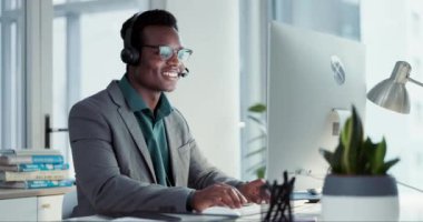 Müşteri hizmetleri, gülümseme ve bilgisayarda yazan siyah adam danışmanlık ve danışmanlık. Telefon görüşmesi, sohbet ve kulaklığı olan mutlu çağrı merkezi danışmanı, online arama ve ofiste konuşma