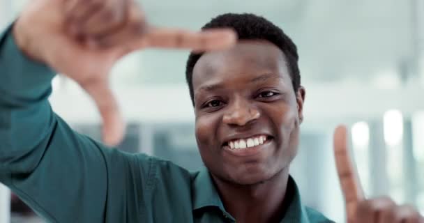 Cara Sorriso Moldura Dedo Com Homem Negro Negócios Escritório Close — Vídeo de Stock
